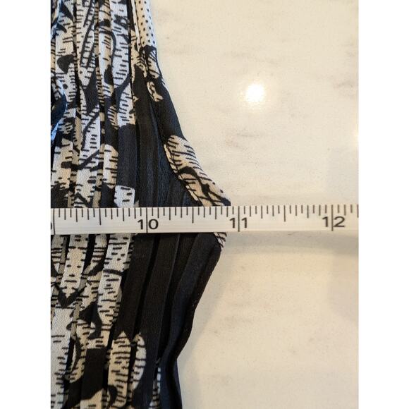 Sunny Leigh Petite PS Sleeveless Pleated Top Black & Ivory Medallion Print - Picture 4 of 5
